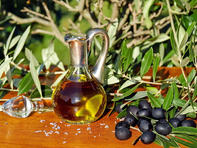 Discovering Tuscany through its Flavours: The Season of New Olive Oil