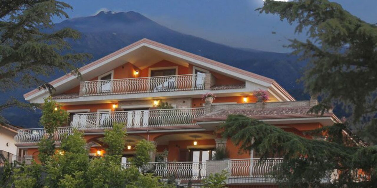 Etna View Holiday House In Catania: etna-view-holiday-house-trecastagni-catania-multiproprieta-esterni