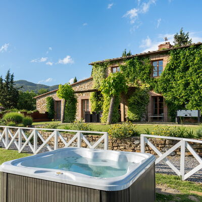Villa La Cerbaina: Außen, Garten, Whirlpool