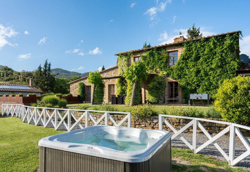 Villa La Cerbaina: Außen, Garten, Whirlpool