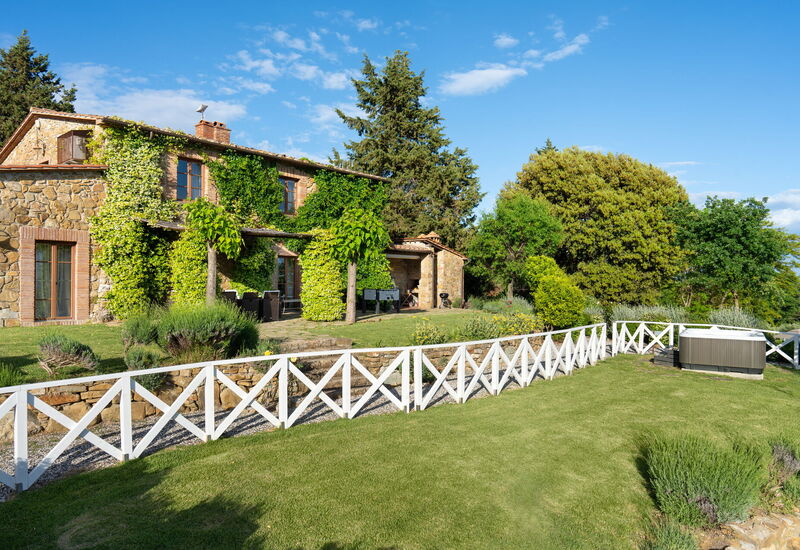Villa La Cerbaina: Außen, Garten, Whirlpool