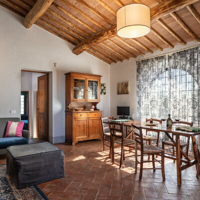 Agriturismo la Papessa - Accommodation:&nbsp;Mirtus Ap. 11: agriturismo-la-papessa-chianti-san-donato-multipropriet-mirtus-living-room-diningroom