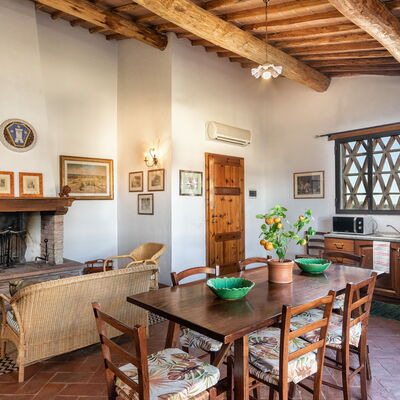 Agriturismo la Papessa - Unterkunft:&nbsp;Robinia Ap. 10: agriturismo-la-papessa-chianti-san-donato-multipropriet-robina-livingroom-diningroom