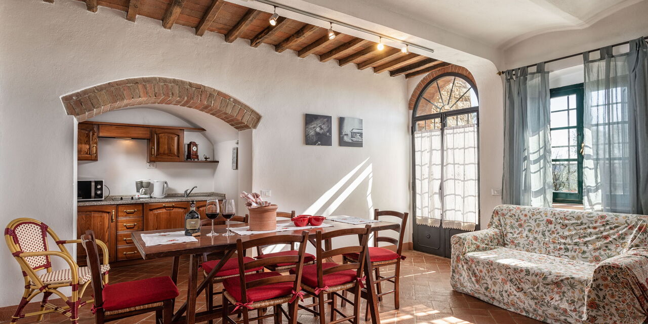 Agriturismo la Papessa - Unterkunft:&nbsp;Azalea Ap. 4: agriturismo-la-papessa-chianti-san-donato-farmhouse-azalea-living-room-kitchen