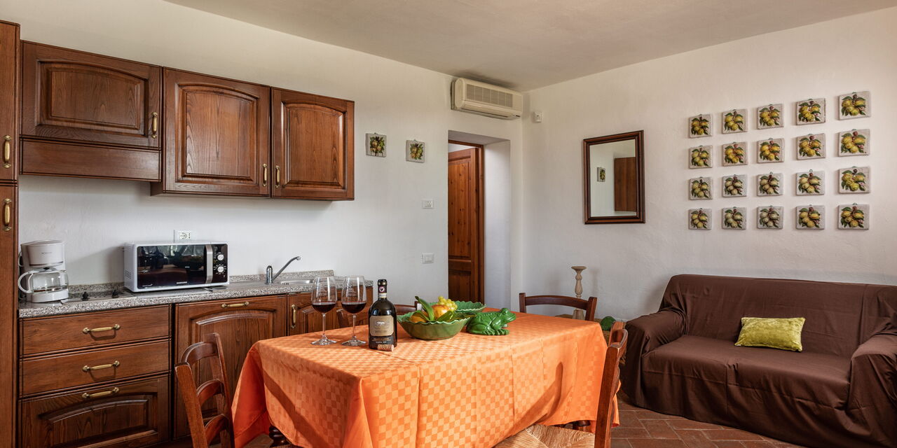 Agriturismo la Papessa - Accommodation:&nbsp;Gardenia Ap. 5: agriturismo-la-papessa-chianti-san-donato-farmhouse-gardenia-living-room-diningroom