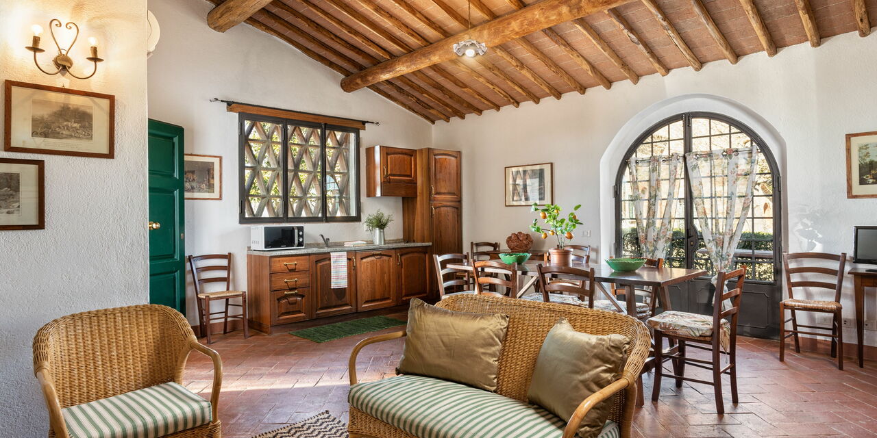 Agriturismo la Papessa - Unterkunft:&nbsp;Robinia Ap. 10: agriturismo-la-papessa-chianti-san-donato-multipropriet-robina-livingroom-diningroom