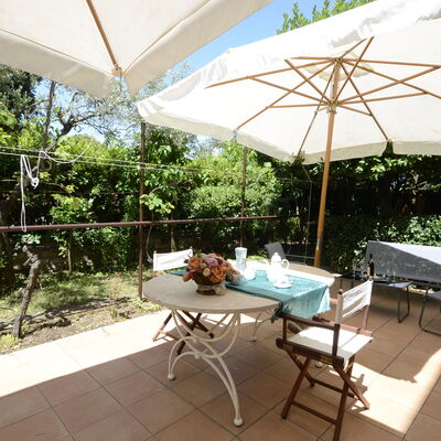 Casa Di Silvana: Balcony / Terrace / Patio, Building Exterior, Garden