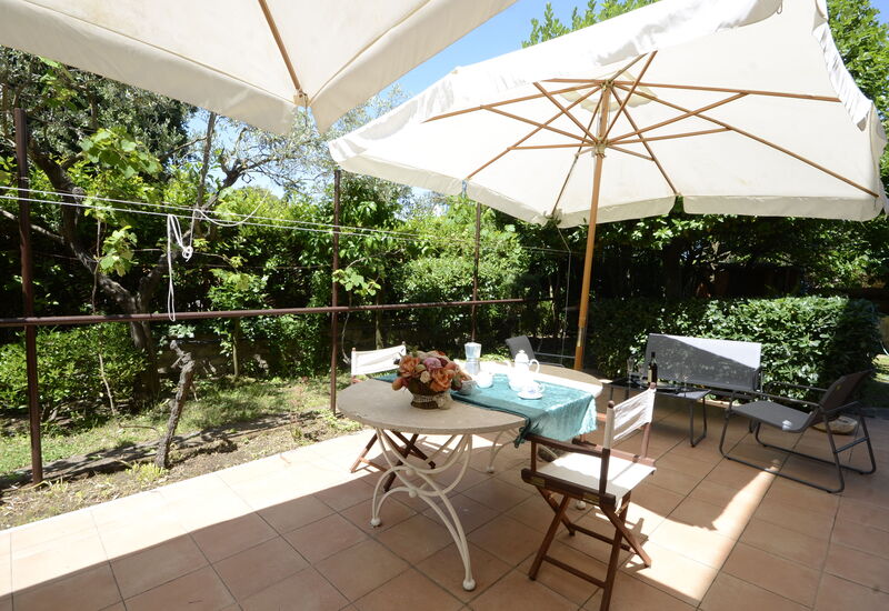 Casa Di Silvana: Balcony / Terrace / Patio, Building Exterior, Garden
