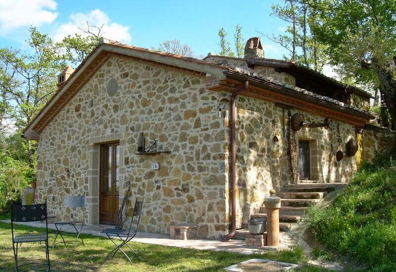 Poggino di Sorano: Building Exterior