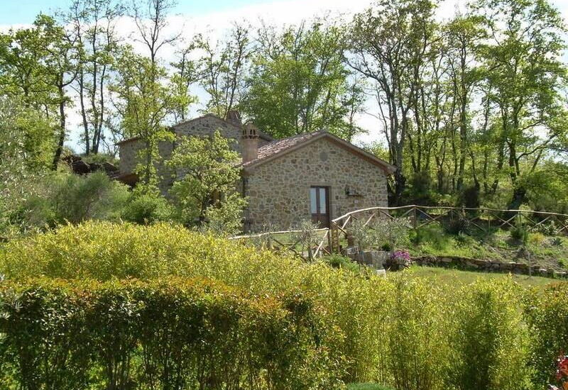 Poggino di Sorano: Building Exterior, Garden