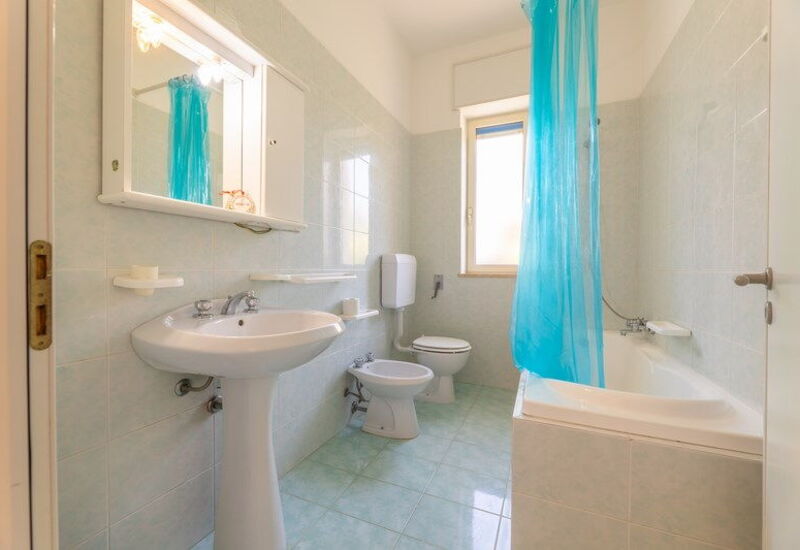Villetta Bluette, Marina di Mancaversa: Autumn, Bathroom, Spring, Summer, Winter