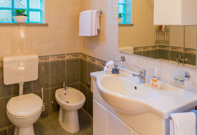 Holyday Home Midas: Autumn, Bathroom, Spring, Summer