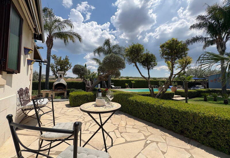 Villa Simona: Balkon / Terrasse / Patio, Frühling, Garten, Herbst, Schwimmbad, Sommer