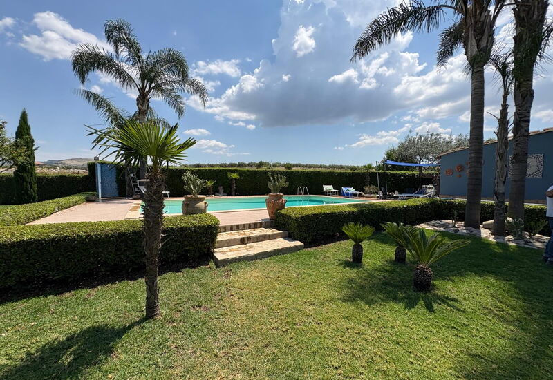Villa Simona: Balkon / Terrasse / Patio, Frühling, Garten, Herbst, Schwimmbad, Sommer