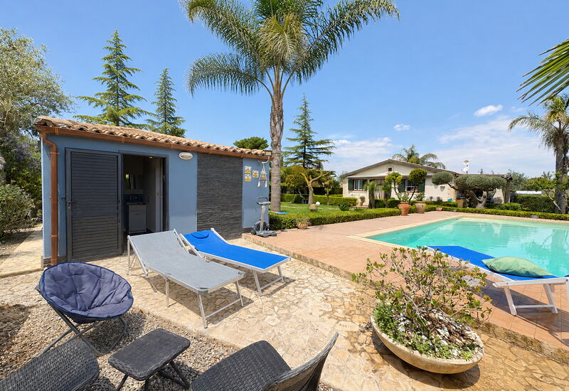 Villa Simona: Balkon / Terrasse / Patio, Frühling, Garten, Herbst, Schwimmbad, Sommer