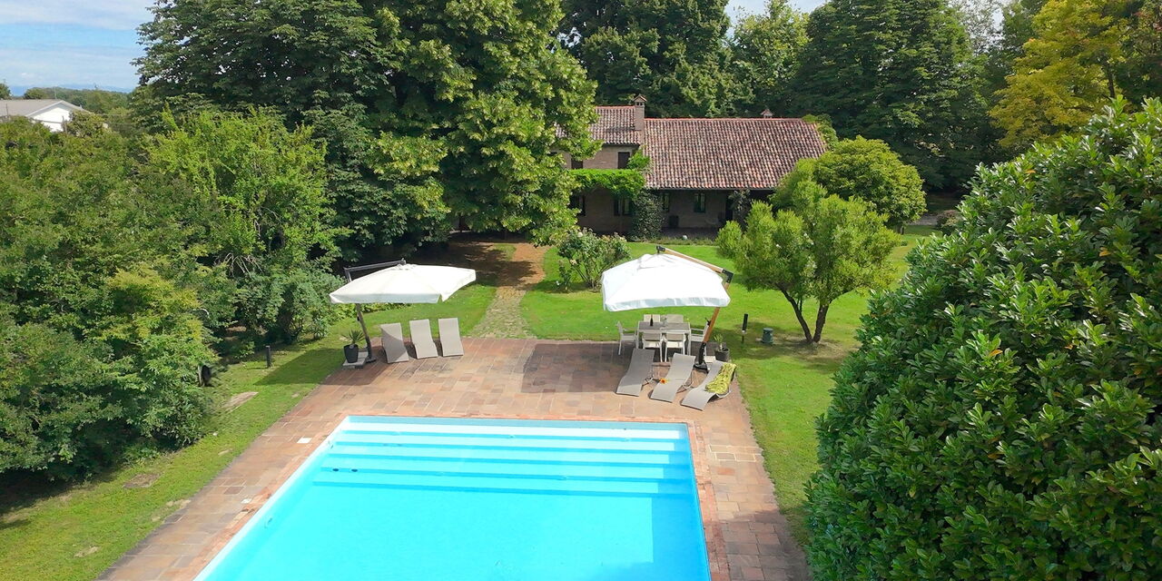 Villa Dorina: Außen, Draussen, Frühling, Garten, Herbst, Schwimmbad, Sommer, Winter