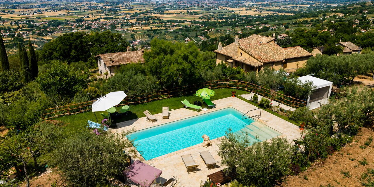 Il Paradiso tra Gli Ulivi: Autumn, Pool, Spring, Summer