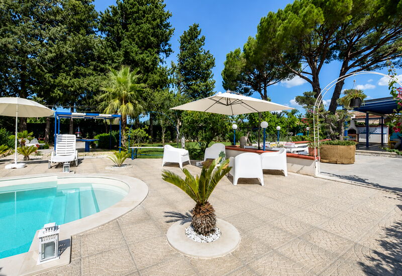 Villa Didymos: Balkon / Terrasse / Patio, Frühling, Herbst, Schwimmbad, Sommer