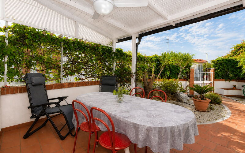 Villa Sandra: Balkon / Terrasse / Patio, Frühling, Garten, Herbst, Sommer