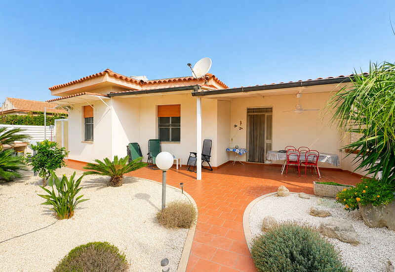 Villa Sandra: Balkon / Terrasse / Patio, Frühling, Garten, Herbst, Sommer