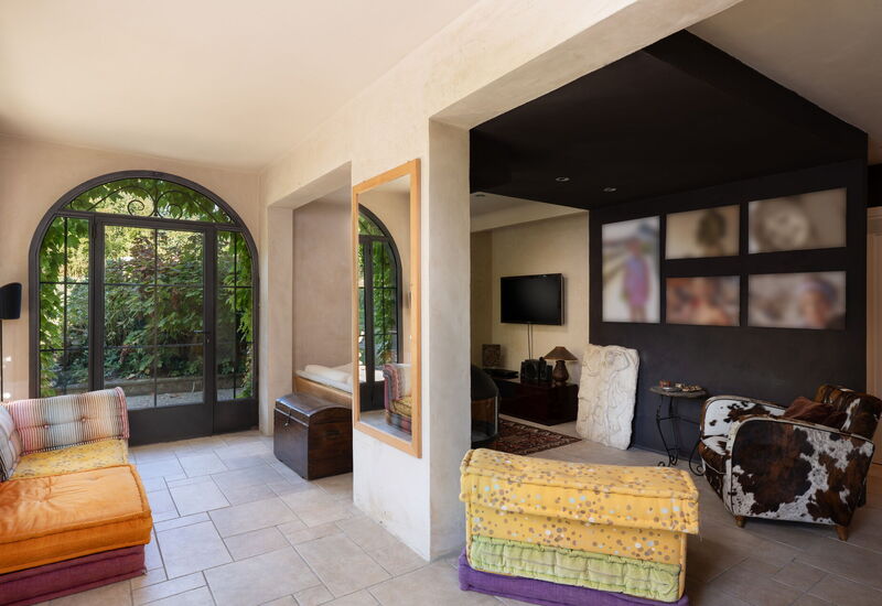 Villa Vittoria: Haupteingang, Wohnzimmer, Zimmerdetails