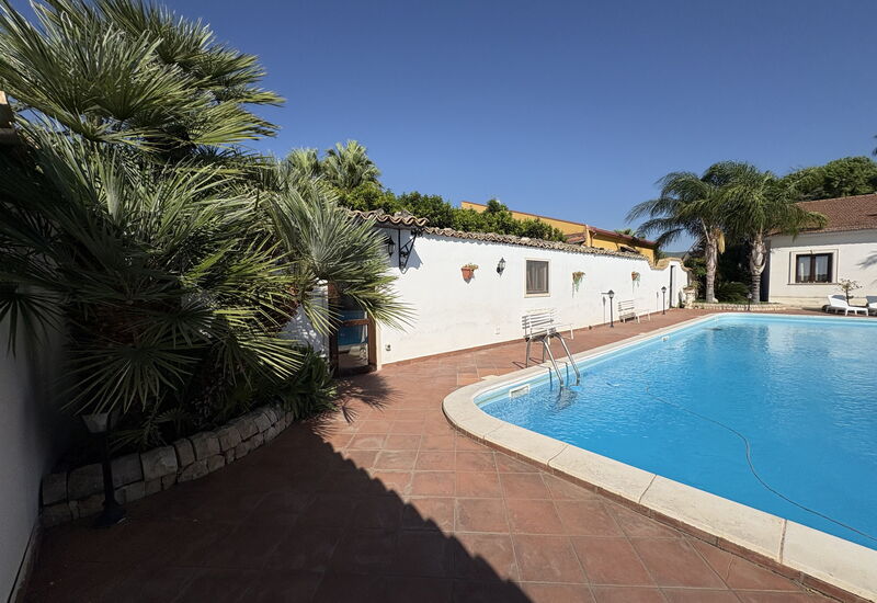 Il Cigno Reale White: Autumn, Pool, Spring, Summer
