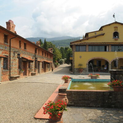 La Piazza Di San Donato: la-piazza-di-san-donato-reggello-multiproprieta-esterni