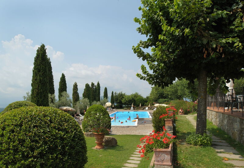 La Piazza Di San Donato: la-piazza-di-san-donato-reggello-multiproprieta-piazza-2-bilo-giardino