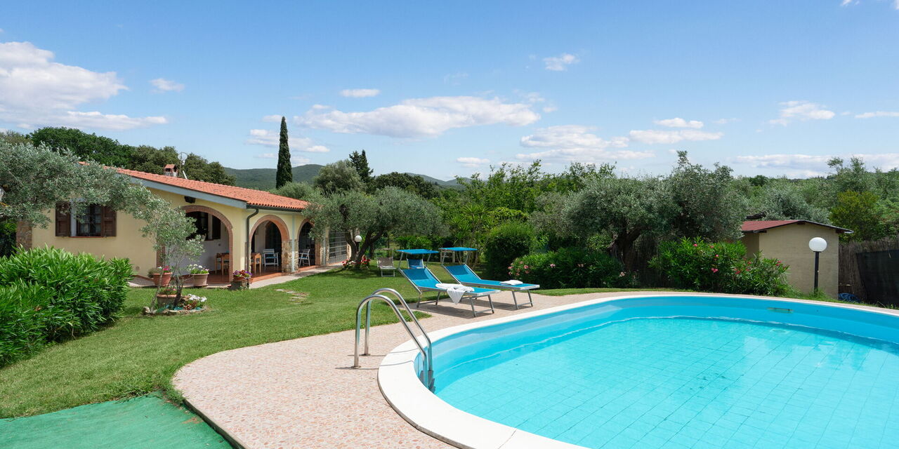 Villa i Cipressi: all'aperto, Entrata Principale, Estate, Esterni, Giardino, Piscina