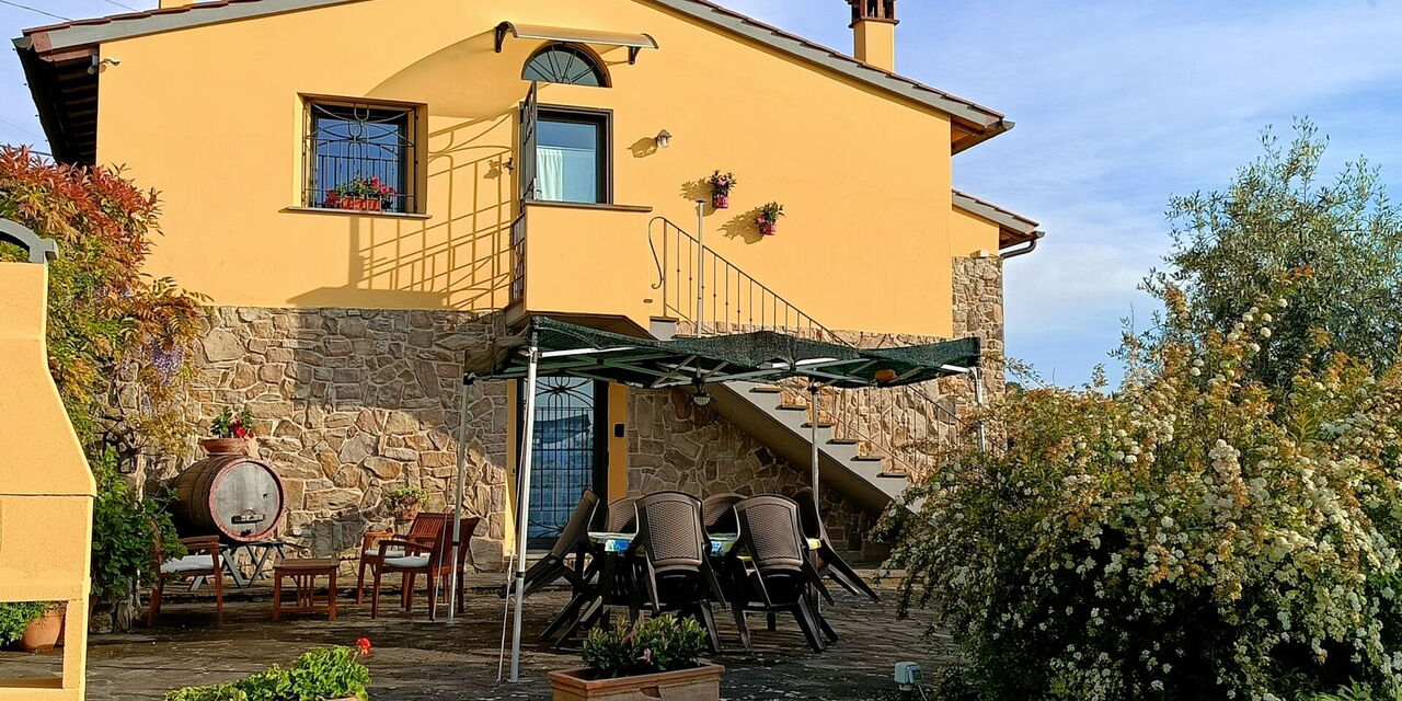 Il Circolo: Building Exterior, Summer