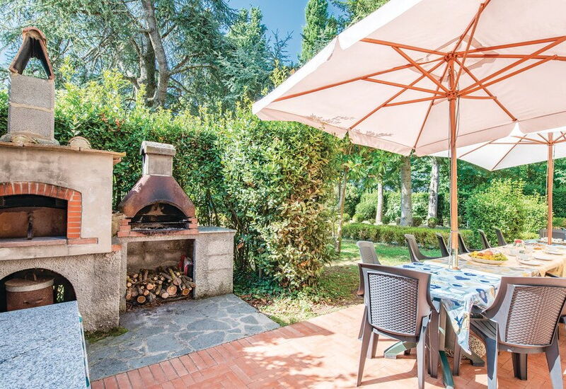 Villa Vezzano: Building Exterior