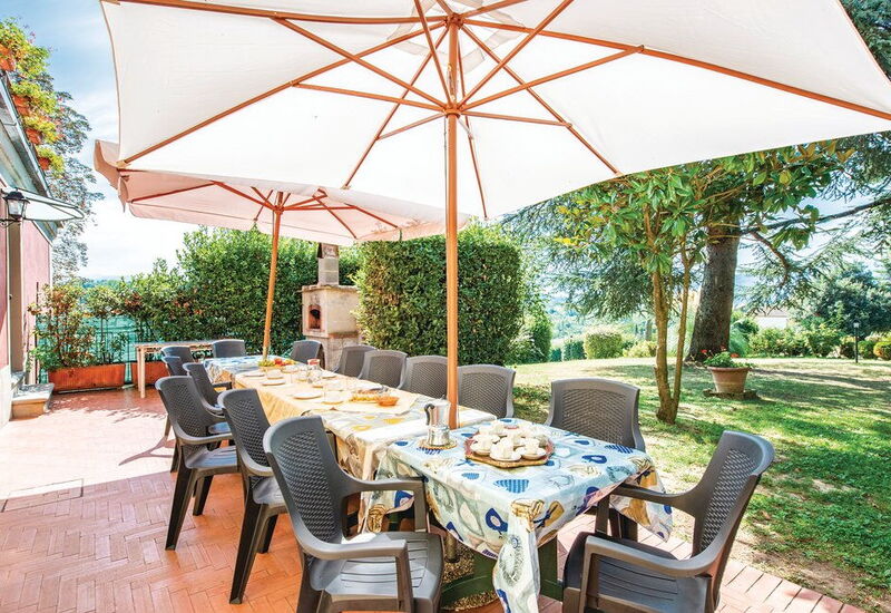 Villa Vezzano: Building Exterior