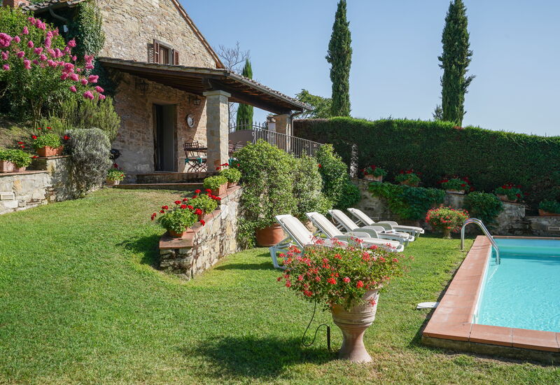 Vista San Lorenzo: Building Exterior, Pool