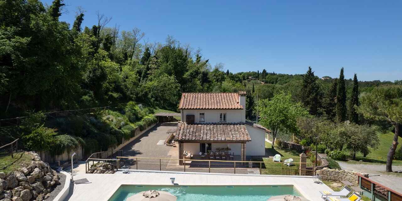 Villa Noemi: Außen, Ausstattung, Frühling, Garten, Herbst, Schwimmbad, Sommer