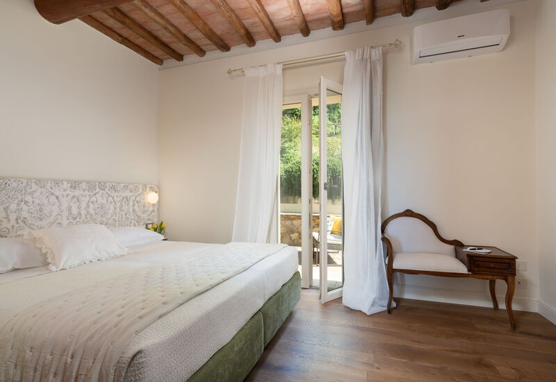 Villa Noemi: Amenities, Autumn, Bedroom, Room Detail, Spring, Summer