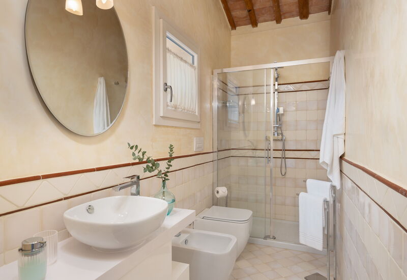 Villa Noemi: Amenities, Autumn, Bathroom, Room Detail, Spring, Summer