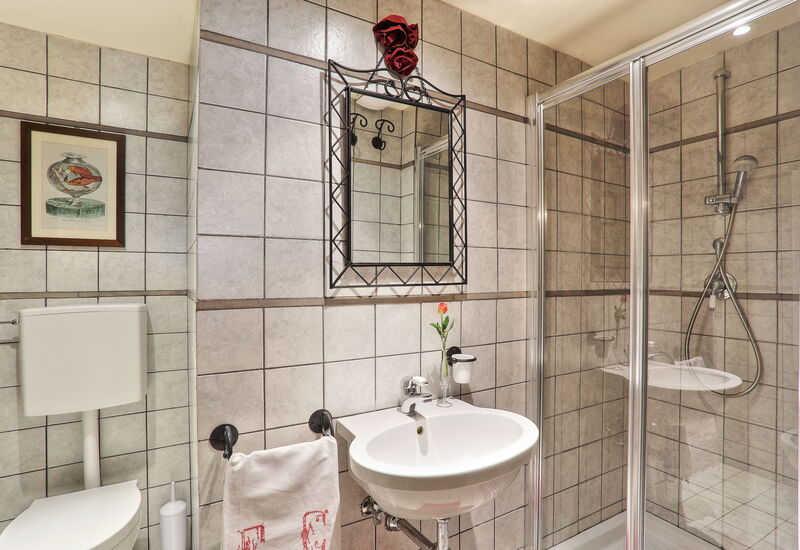 Villa Sunshine: Autumn, Bathroom, Spring, Summer