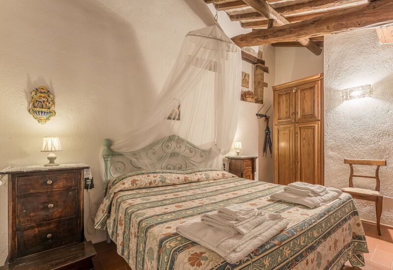 Casa Anita - Castellina In Chianti - Granaio, Tosc: Amenities, Autumn, Bedroom, Room Detail, Spring, Summer