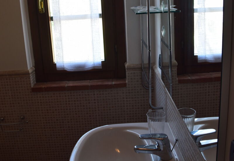 Rocche Di Valiano: rocche-di-valiano-chianti-castelnuovo-berardenga-multiproprietà-ginestra-bathroom