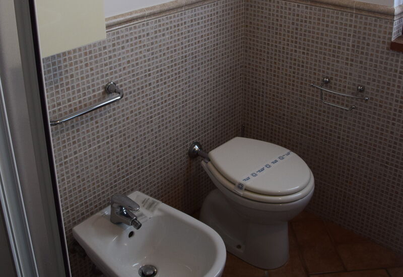 Rocche Di Valiano: rocche-di-valiano-chianti-castelnuovo-berardenga-multiproprietà-ginestra-bathroom